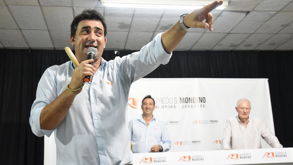 El brazo en alto de Roberto Mondino con más de 14.000 vacunos vendidos y topes por las futuras madres de Tigonbú SA.