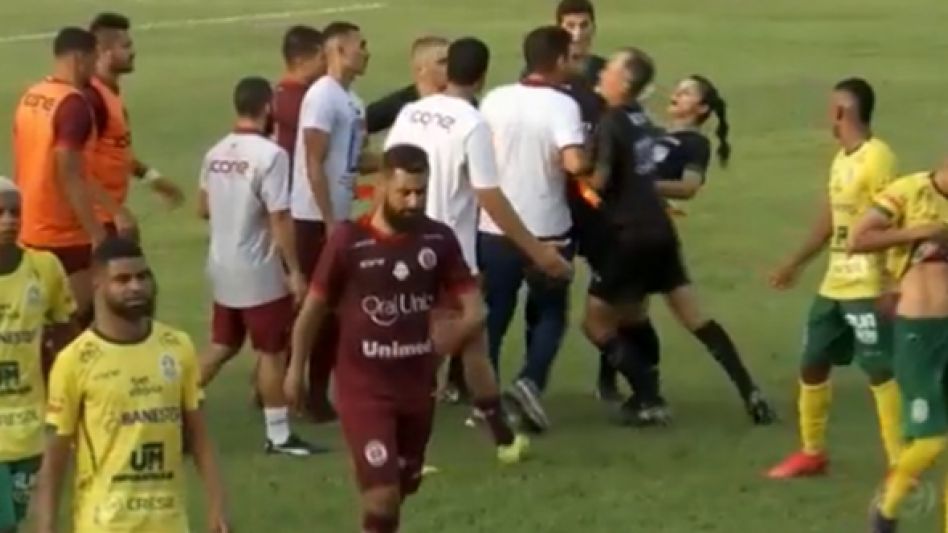 DT brasileño agredió con un cabezazo a una árbitro asistente