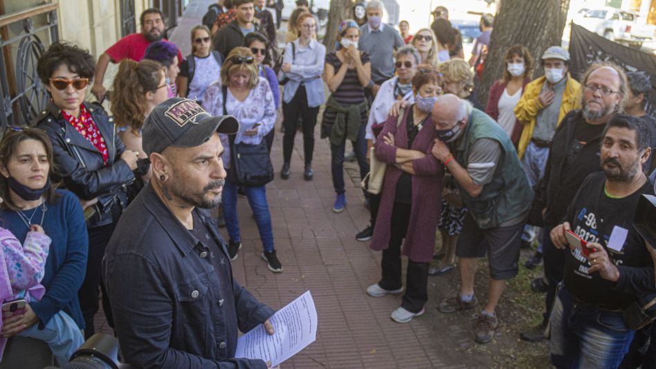 El pasado miércoles los artistas marcharon hacia la Dirección de Cultura y el posterior destino fue la Municipalidad donde entregaron un petitorio.  NICOLÁS MURCIA 