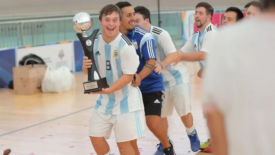 Con Nacho Deluca liderando la fila, la selección nacional de futsal de personas con síndrome de Down festeja su subcampeonato en el Mundial que se llevó a cabo en Perú.