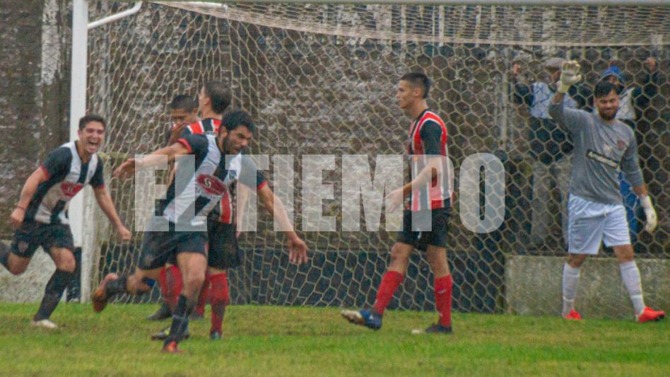 Lucas Flores pone en ventaja a Alumni ante Chacarita. Este fue su primer gol en Primera División. Foto: Nacho Correa