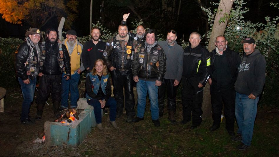 Uno de los primeros grupos de moteros en llegar al encuentro, ayer a la tarde ya estaban instalados en el Camping Municipal. FOTOS: NACHO CORREA