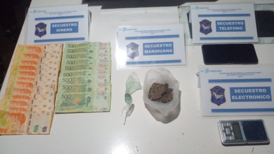 Los elementos incautados en la casa donde vive la joven que ahora está detenida, acusada de vender estupefacientes al menudeo. DROGAS ILÍCITAS AZUL/PBA