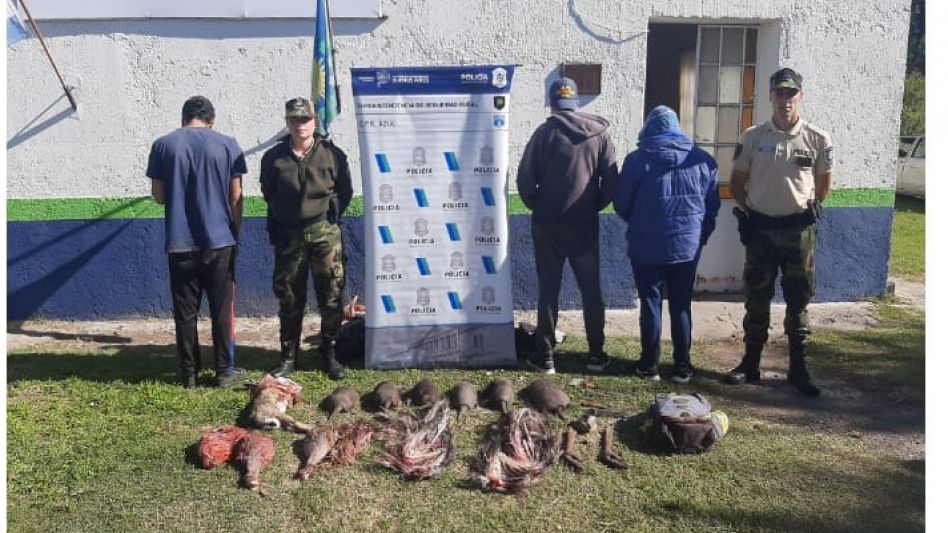 Las especies animales que habían sido cazadas de manera ilegal fueron decomisadas por el personal policial para su posterior cremación. FOTOS: CPR AZUL/PBA