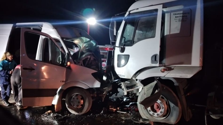 El choque entre una combi y el camión que guiaba un joven que vive en Azul se produjo en las primeras horas de hoy jueves sobre la Ruta 3. FOTO: NOTICIAS LAS FLORES