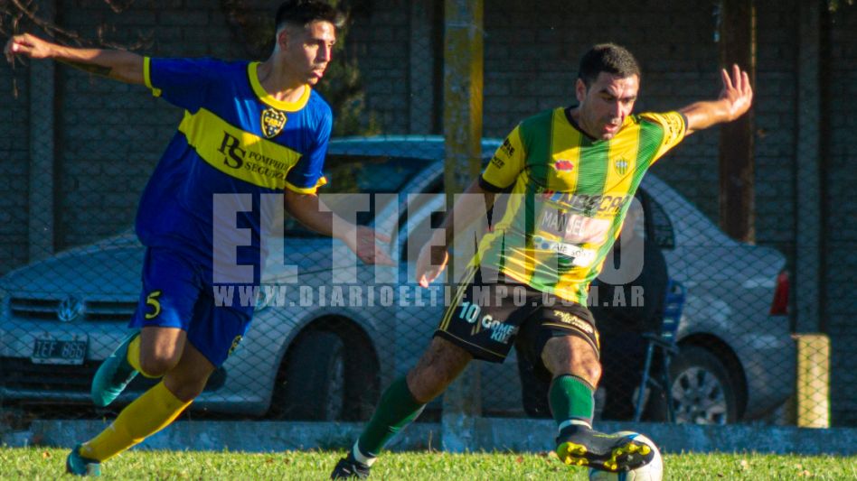 El olavarriense Hugo Janson se llevaba la pelota. Piazza le ganó 5 a 0 a Boca el partido pendiente de la quinta fecha. Foto: Nacho Correa.