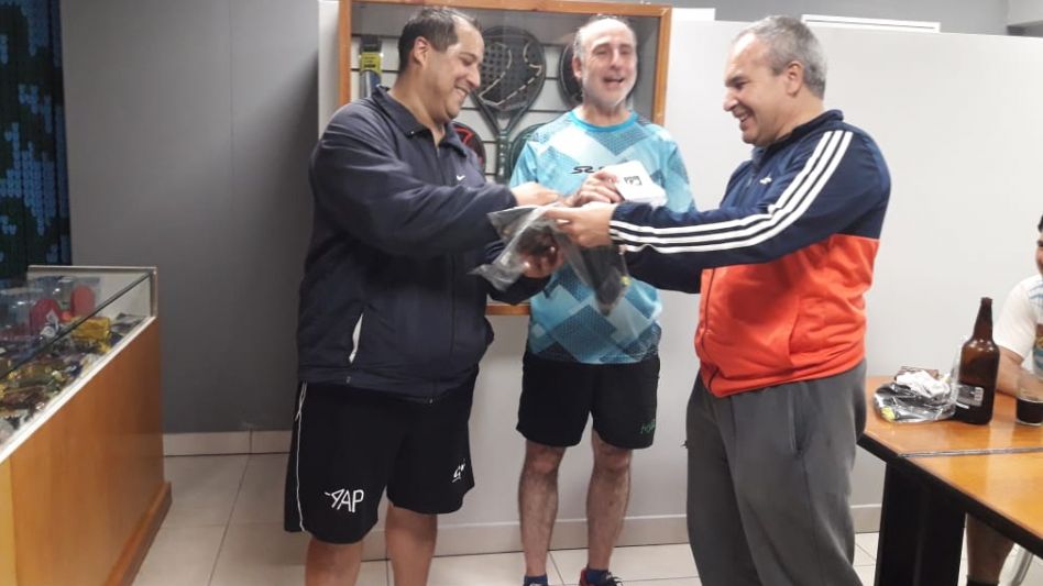 Los campeones reciben el premio de la Asociación Azuleña de la especialidad. 