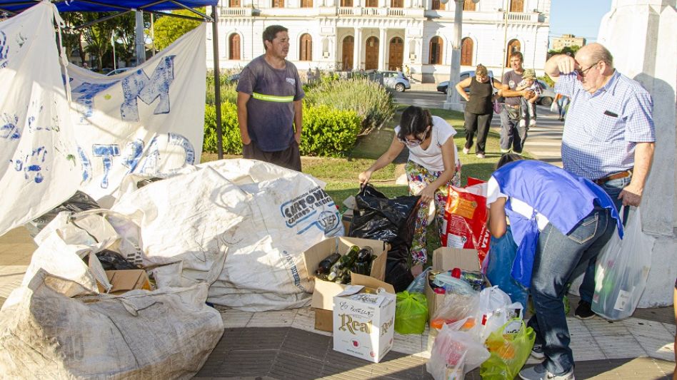 Una de las últimas jornadas de acopio de materiales reciclables que realizó Punto Verde Azul junto a los recuperadores del MTE.