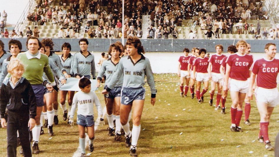 Un gol de Mario Husillos, a poco del final del encuentro, inclinó en forma definitiva la balanza para el conjunto bonaerense, que cortó un invicto soviético, de casi dos años y medio. 