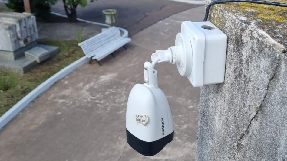 Dos personas ingresaron al Cementerio y rompieron las cámaras de seguridad colocadas esta semana. FOTO: PRENSA MUNICIPAL