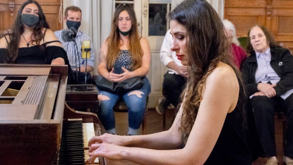 Laura Albertengo en un deleite al público en el Salón Cultural en el marco del 