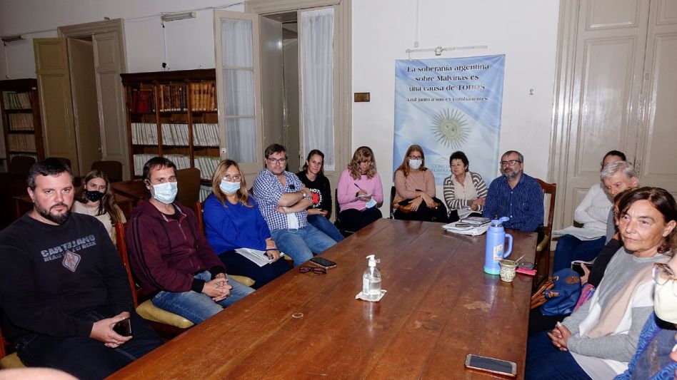 Los artistas con los concejales ayer en el recinto.  FOTO PRENSA COLECTIVO ARTISTAS   