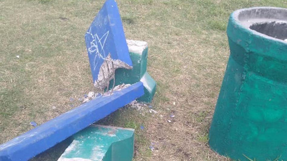 Desde el barrio Villa Fidelidad se expresó la preocupación generada por los destrozos ocasionados en la plaza ubicada en ese sector de la ciudad.  FACEBOOK