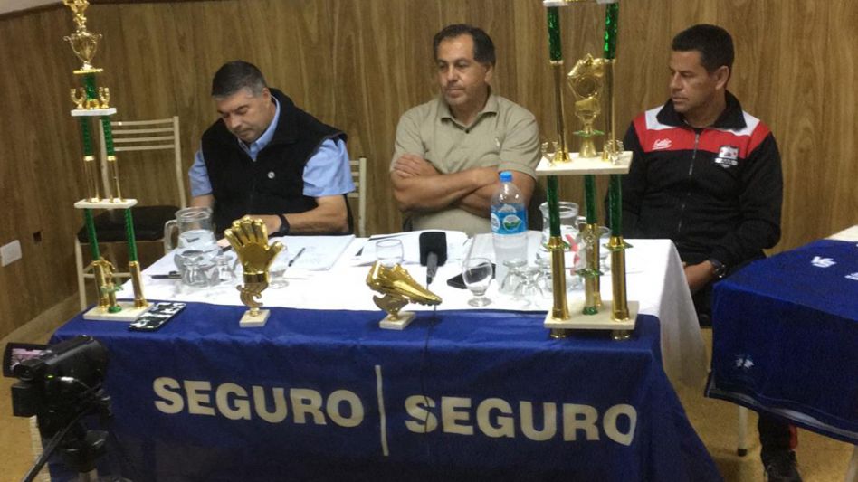 Carlos Covello, vicepresidente, Ramón Burgos, presidente, y Esteban Lucero, de la Asociación Azuleña de Árbitros, lanzaron la Liga local de fútbol Senior. Foto: GENTILEZA CARLOS COVELLO