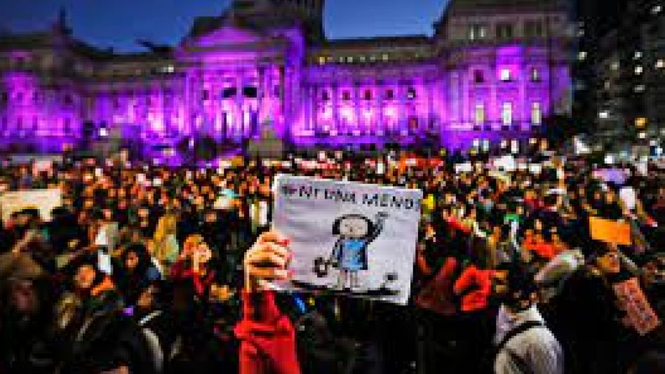 En la política, una de cada tres mujeres sufrió contacto físico indeseado