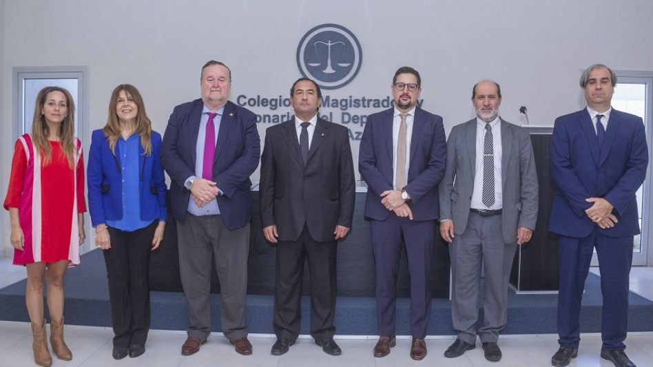 Integrantes del Colegio de Magistrados y Funcionarios de Azul recibieron ayer en la sede de esa entidad a los miembros de la actual Comisión Directiva del CMFBSAS. FOTOS NICOLÁS MURCIA