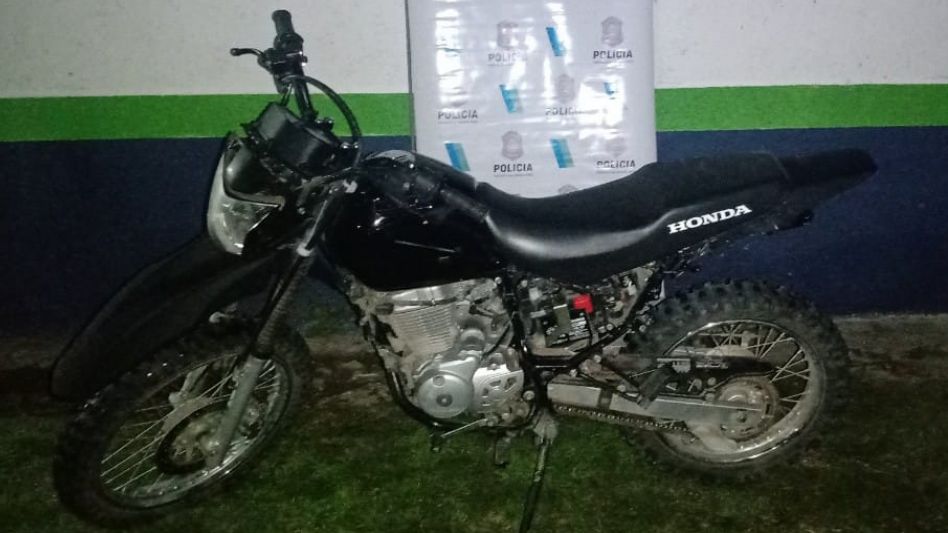 La moto recuperada por personal policial. Había sido robada, junto con una carabina y una motosierra, de un campo. FOTO: CPR AZUL/PBA