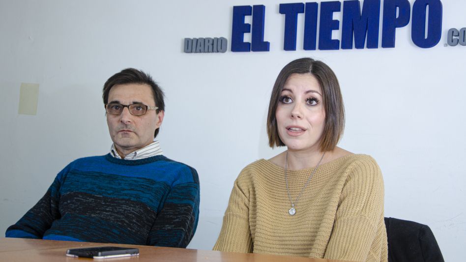 Los dirigentes locales del Partido Libertario, Javier Eberle y Valeria Calcagno ayer cuando visitaron la redacción de diario EL TIEMPO.    NACHO CORREA