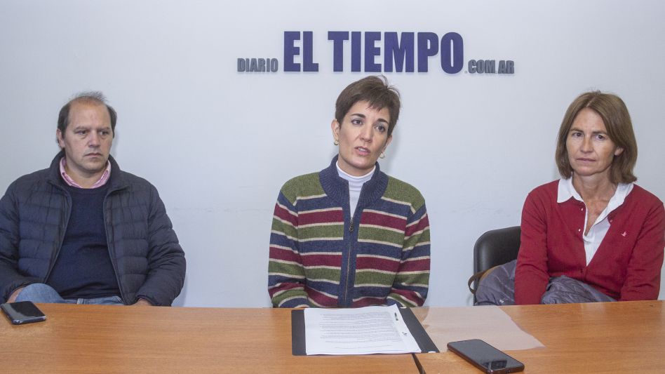 El arquitecto Augusto Roca, la edil Pilar Álvarez y Dolores Lynch, integrante del Grupo Jardín durante la entrevista mantenida con este diario. NICOLÁS MURCIA