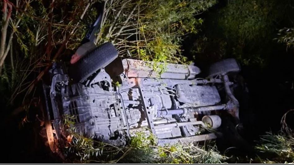 Dos hombres iban en su camioneta, volcaron y se salvaron al refugiarse en una cueva