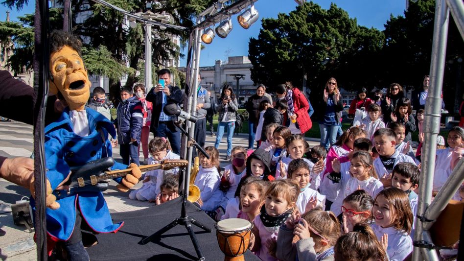 Los títeres fueron los protagonistas para divertir, a través de las diferentes obras, a los más chicos de la casa, en el Partido de Azul.  FOTOS PRENSA MUNICIPAL 