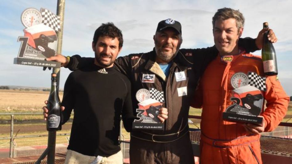 Albano logró su segunda victoria al hilo en la Copa Gol y celebra la victoria en el podio, donde comparte el festejo con los azuleños Matta (izquierda) y Miralles (derecha). Foto: Miguel Angel.
