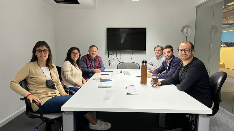 El concejal azuleño de Evolución Radical junto a los referentes de esa fuerza política durante un tramo de la reunión con Mestre.    PRENSA/EVOLUCIÓN RADICAL