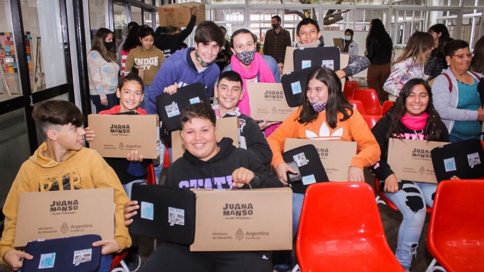 Entrega de nets para los estudiantes de la Secundaria 1