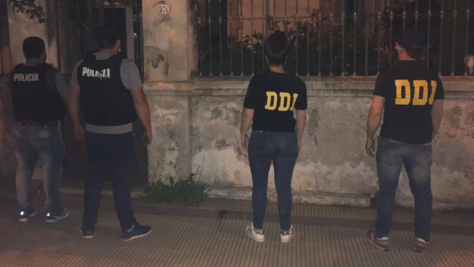 Uno de los imputados por esta entradera sigue cumpliendo arresto domiciliario, por problemas de salud que padece, en la misma casa donde había sido detenido. DDI AZUL/PBA/ARCHIVO
