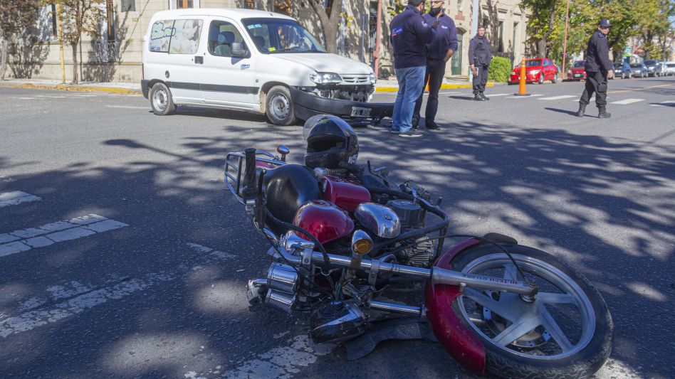 A causa de este siniestro vial, el conductor del rodado menor tuvo que ser llevado al Hospital Pintos. FOTO: NICOLÁS MURCIA