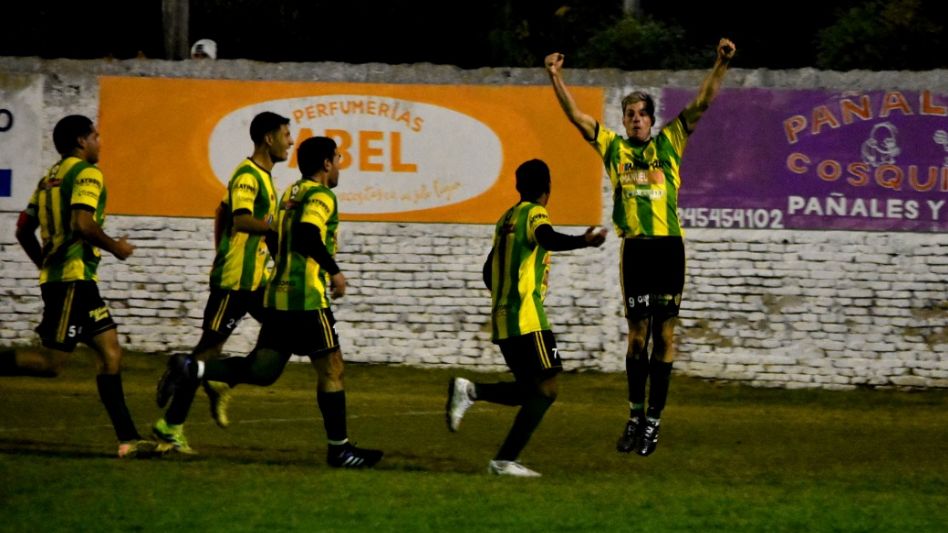 Micael Bongiorno encontró una pelota en el área y la mandó al fondo de la red. Foto: gentileza Raúl Medina.