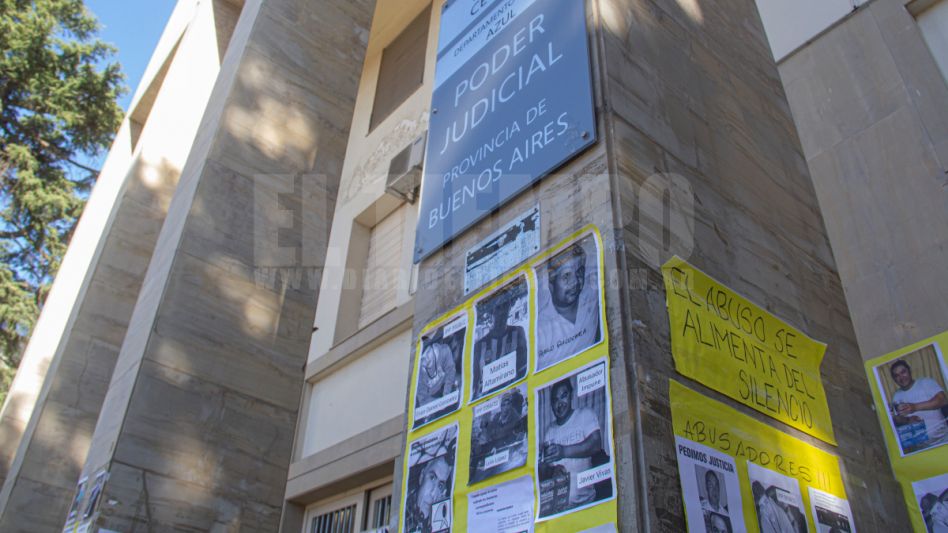 Escrache a abusadores en la puerta de Tribunales