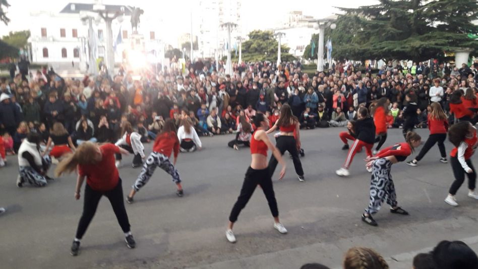 La danza aportó calor a una fría jornada