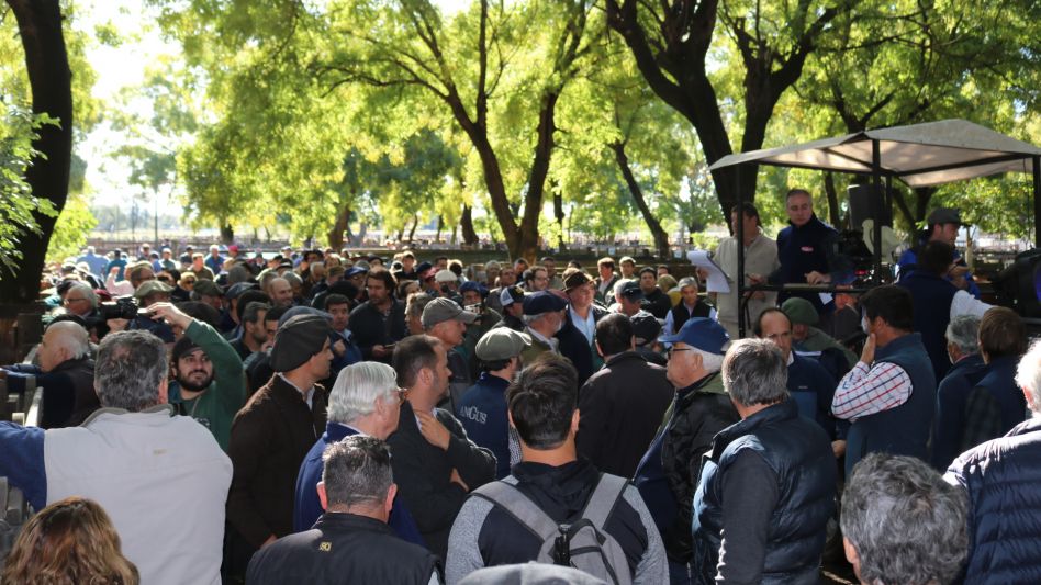 La feria colmada y Juan Wallace liderando los negocios en nuestra ciudad.