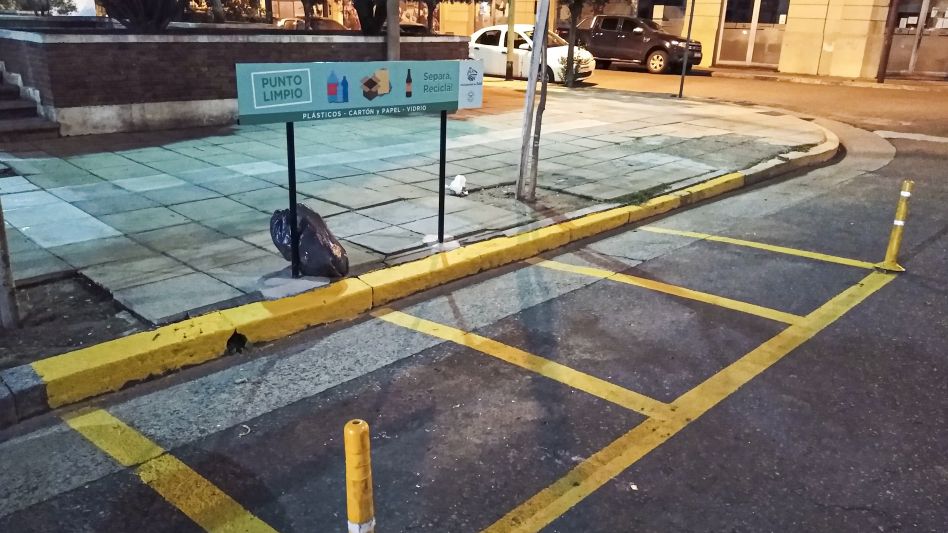 Sin brindar ningún tipo de explicación a la ciudadanía la actual gestión municipal retiró los tres contenedores para separar residuos que había instalado meses atrás en Burgos y Belgrano. NACHO CORREA