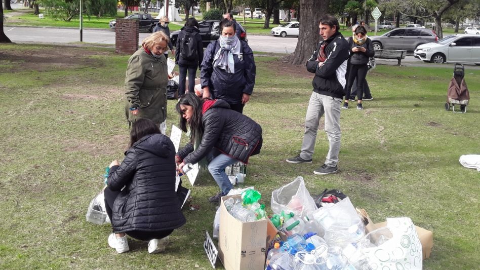 El sábado se realizó una jornada de acopio de materiales en la plaza Ameghino, donde estuvieron presentes las recuperadoras de la cooperativa de reciclado del MTE.  AGUSTÍN SCALCINI