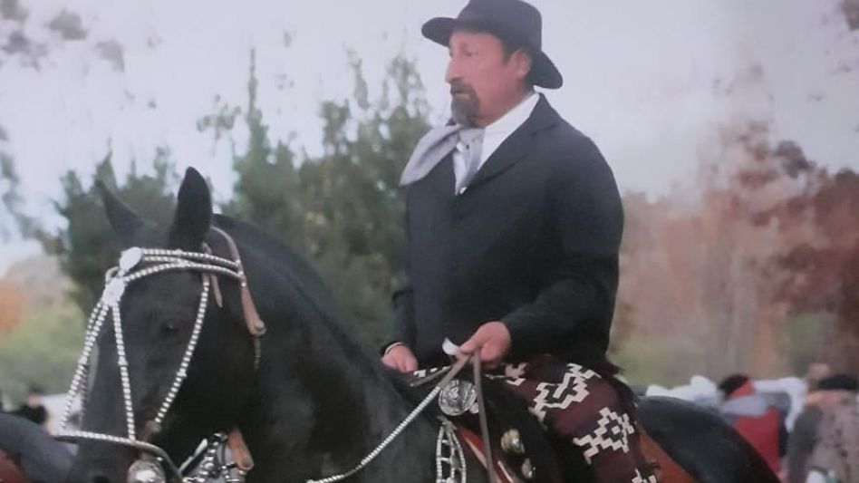El protagonista de esta nota. En una de las imágenes, hecho todo un gaucho en ocasión de un desfile tradicionalista. En la otra, con el ex piloto de automovilismo Guillermo Ortelli.