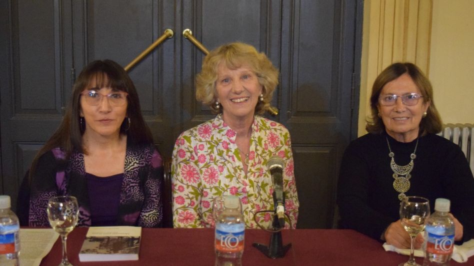 Liliana Christensen junto a Myriam Peredo y Margarita Ferrer ante una buena cantidad de público. 