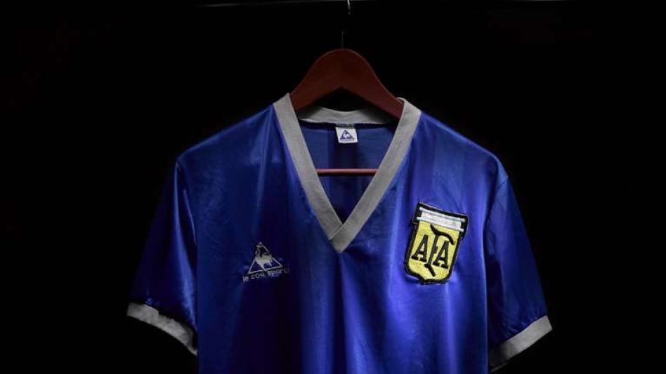 Hasta 15 mil dólares por una reliquia: la venta de camisetas de