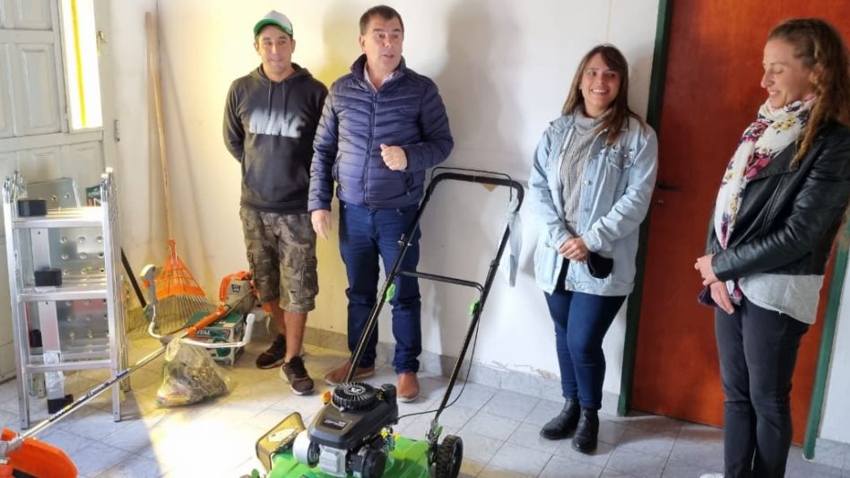 El intendente Bertellys entregó herramientas a más emprendedores