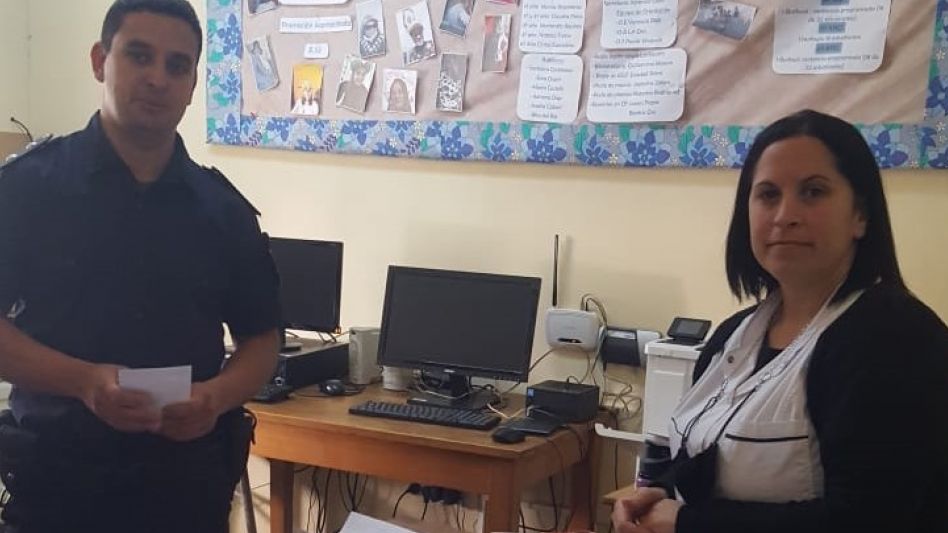 La Directora de la escuela donde estos daños ocurrieron recibió el dinero que los autores del hecho pagaron por los destrozos que habían provocado en septiembre pasado. FOTOS: SUBCOMISARÍA CHILLAR/PBA