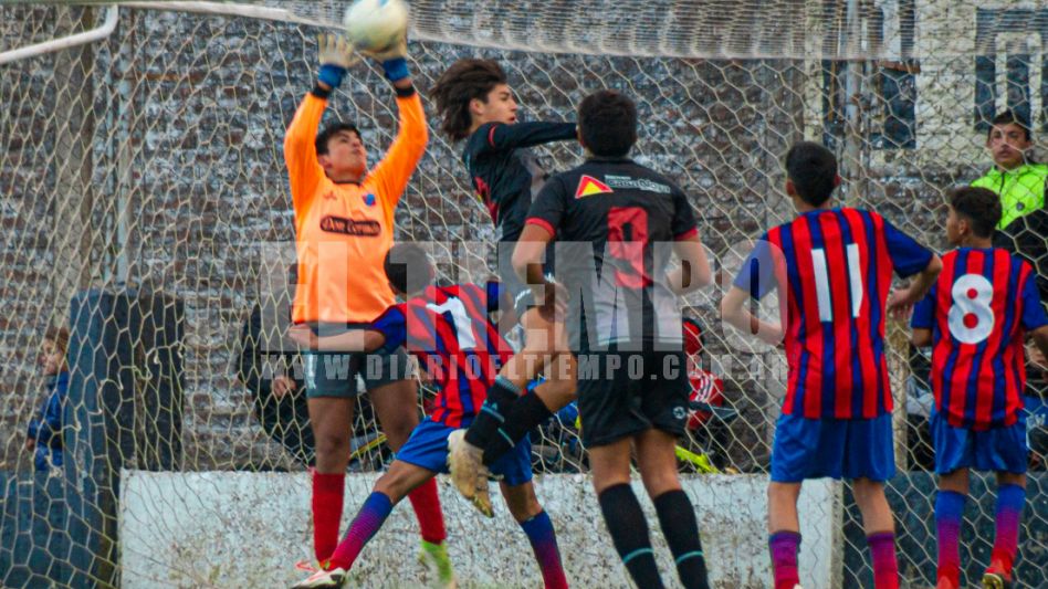 Alumni superó a San José por 4 a 0 en Octava División. Foto: Nacho Correa. 