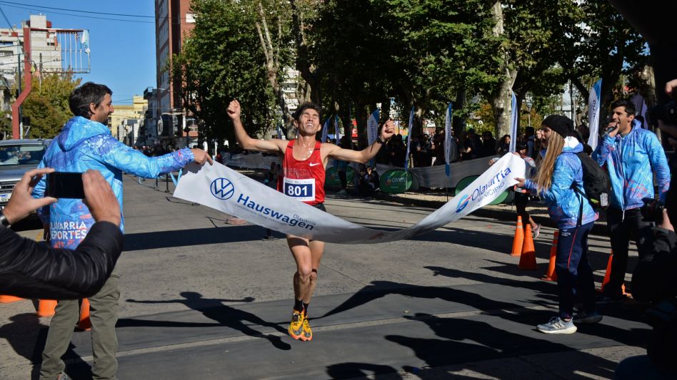 Gustavo Fernández (izquierda) y Luján Urrutia (derecha) fueron los ganadores de esta primera media maratón, Foto: gentileza Prensa Olavarría.