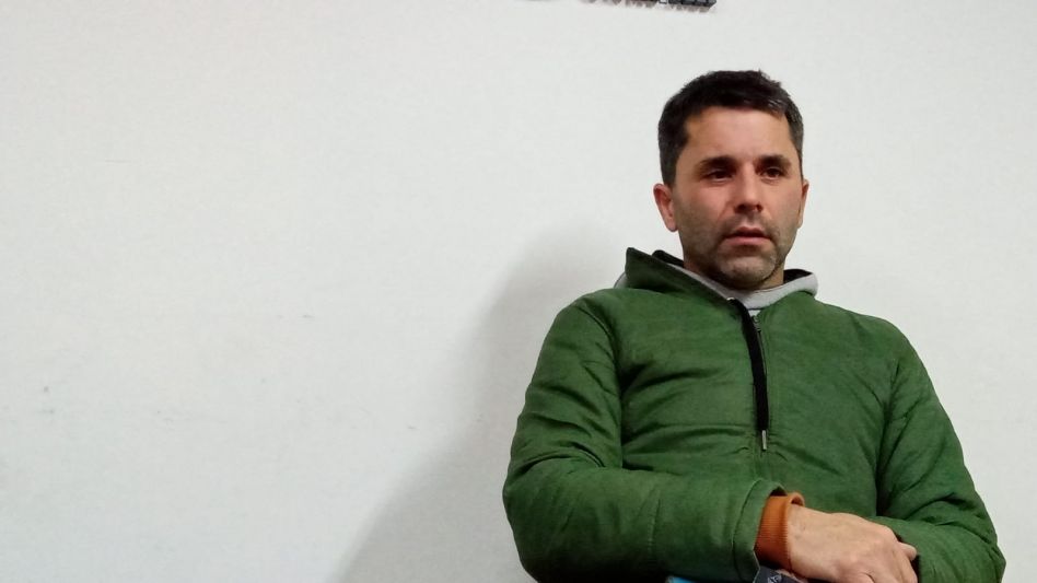 Pablo Alí está dictando un taller de fotografía nocturna. La actividad es impulsada por el Foto Club Azul.  