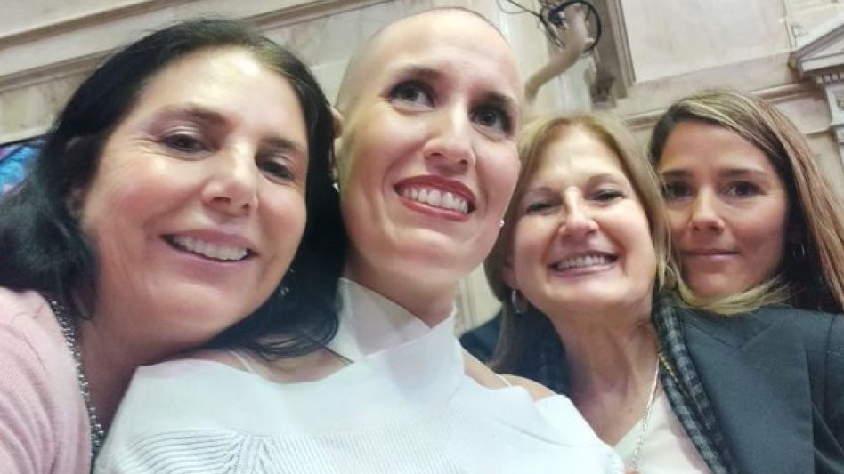 Una diputada radical que padece cáncer fue a sesionar y emocionó a todos
