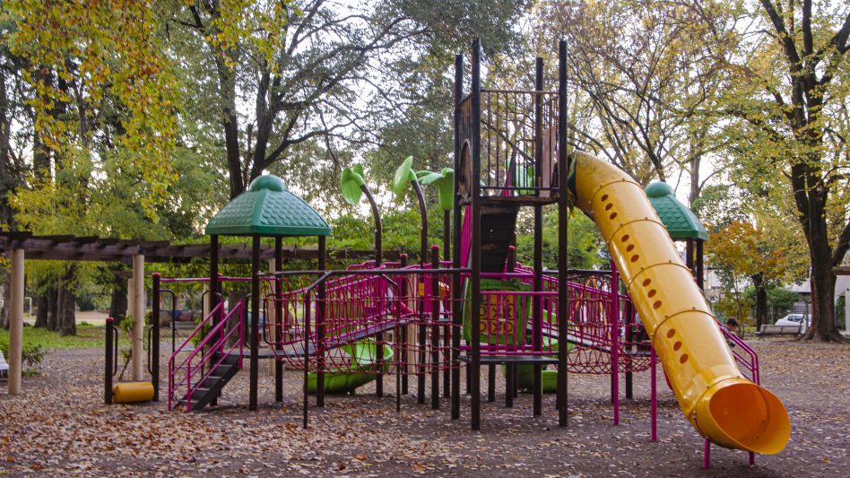 El juego infantil que fue intencionalmente incendiado por desconocidos en marzo de este año.
