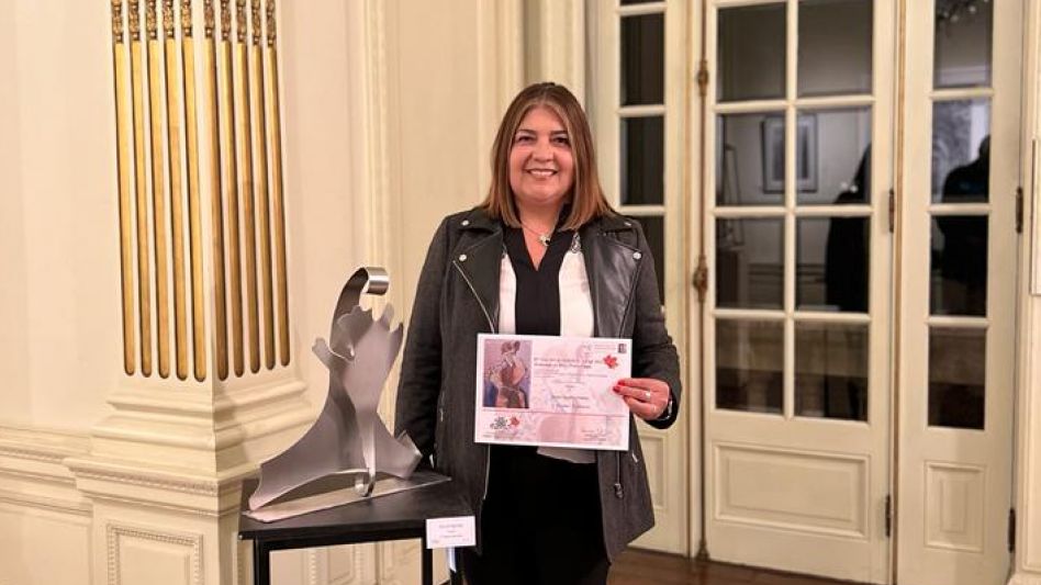 Sonia Aguilar Centeno quedó seleccionada en la V Bienal Internacional de Arte Contemporáneo de Argentina con la obra titulada El resurgimiento de Gaía en acero inoxidable. 