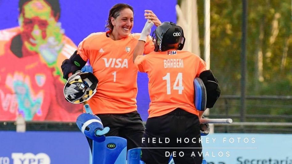 Clara Barberi (de espalda) y Belén Succi fueron citadas por el entrenador de Las Leonas, Fernando Ferrara. Foto: gentileza Instagram Clara Barberi.