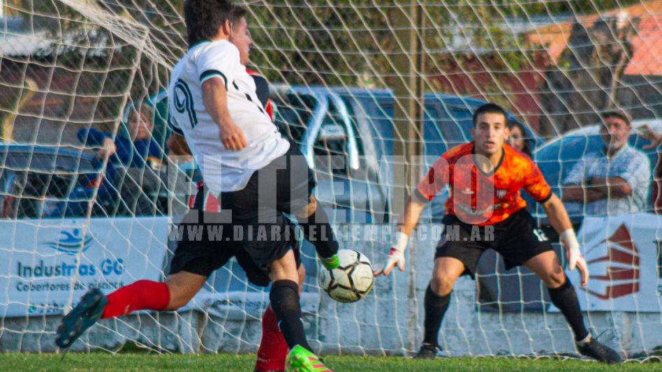 La secuencia en fotos del tercer gol de Marco Rodríguez. Fotos: Nacho Correa.