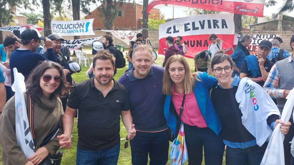 Los dirigentes locales de Evolución Radical junto a los diputados nacionales Danya Tavela y Martín Tetaz. PRENSA/EVOLUCIÓN RADICAL